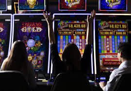 Pemain slot61 merayakan kemenangan jackpot besar dengan tampilan layar bonus yang penuh warna